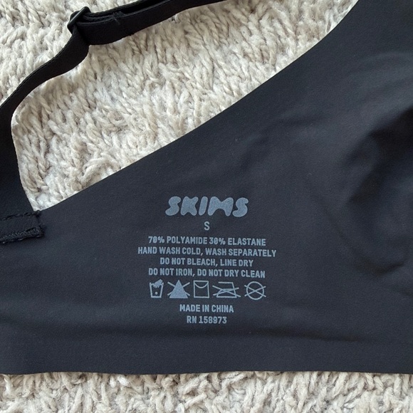 Skims Naked Plunge Bra Onyx - Picture 7 of 7